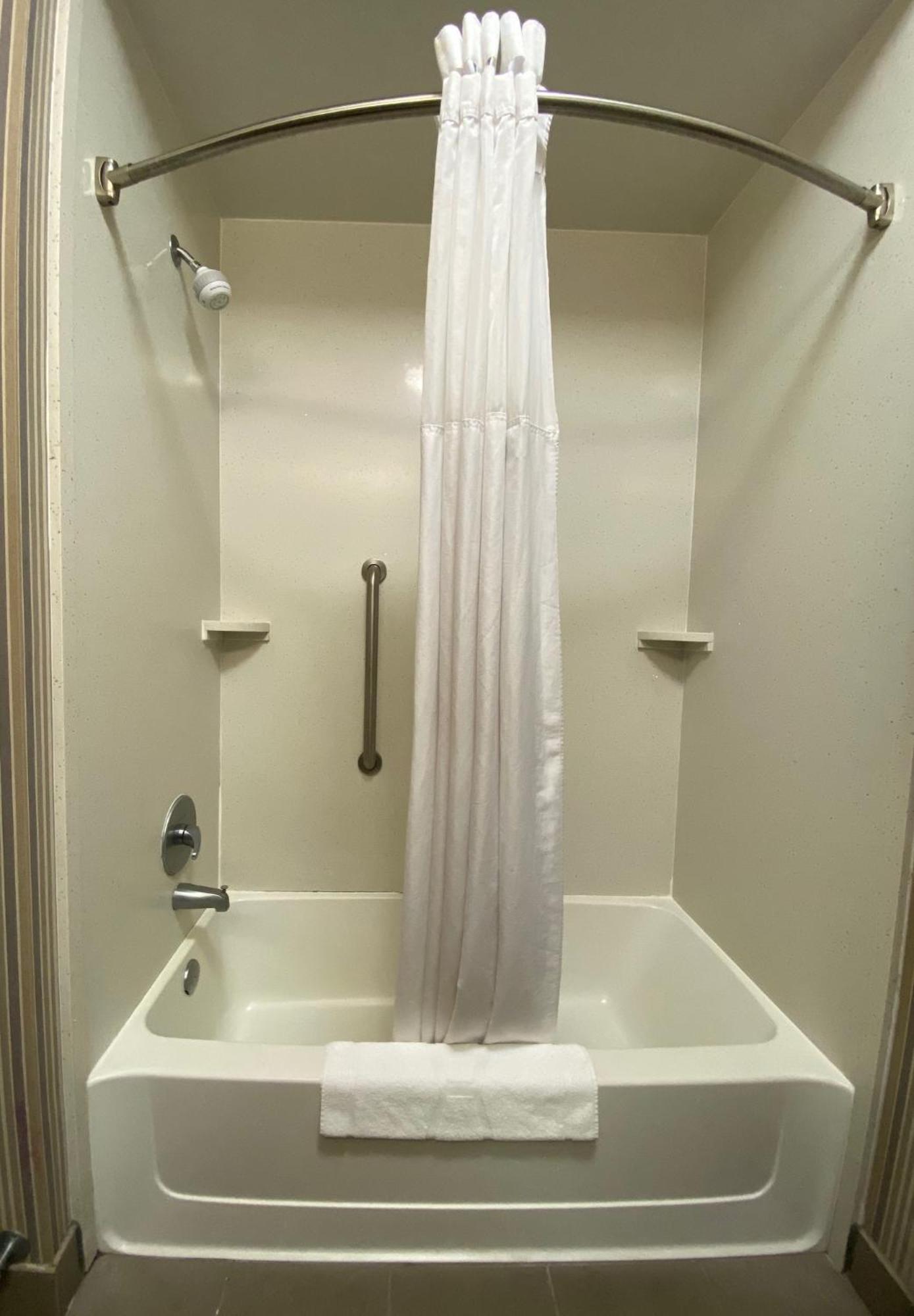 Hampton Inn By Hilton Leesville Fort Johnson Exterior foto